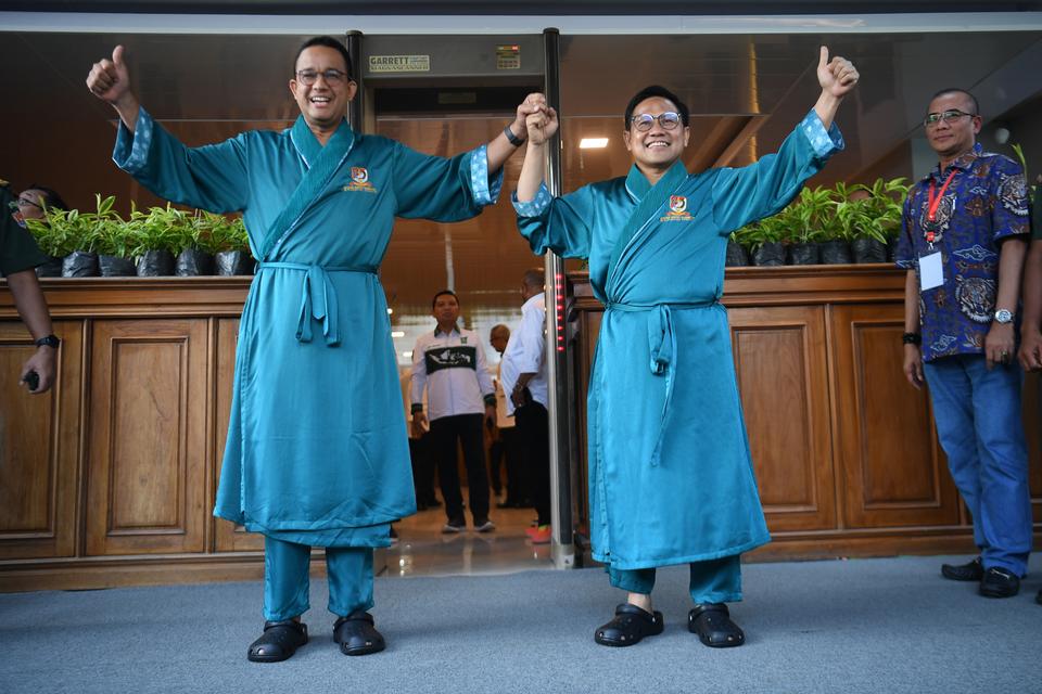 Bakal calon presiden dan wakil presiden Anies Baswedan (kiri) dan Muhaimin Iskandar (kanan) bersiap menjalani pemeriksaan kesehatan disaksikan Ketua KPU Hasyim Asy'ari (kanan) di RSPAD Gatot Soebroto, Jakarta, Sabtu (21/10/2023).