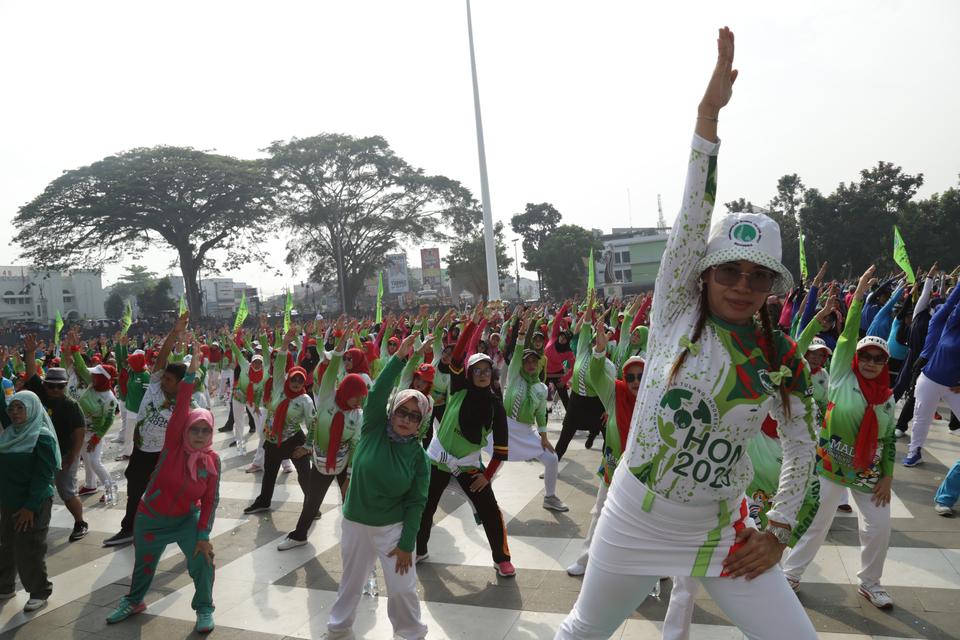 Warga mengikuti senam bersama di Lapangan Merdeka Kota Sukabumi, Jawa Barat, Sabtu (21/10/2023). Senam bersama yang diselenggarakan Perkumpulan Warga Tulang Sehat Indonesia (Perwatusi) Kota Sukabumi tersebut dalam rangka memperingati Hari Osteoporosis Nas