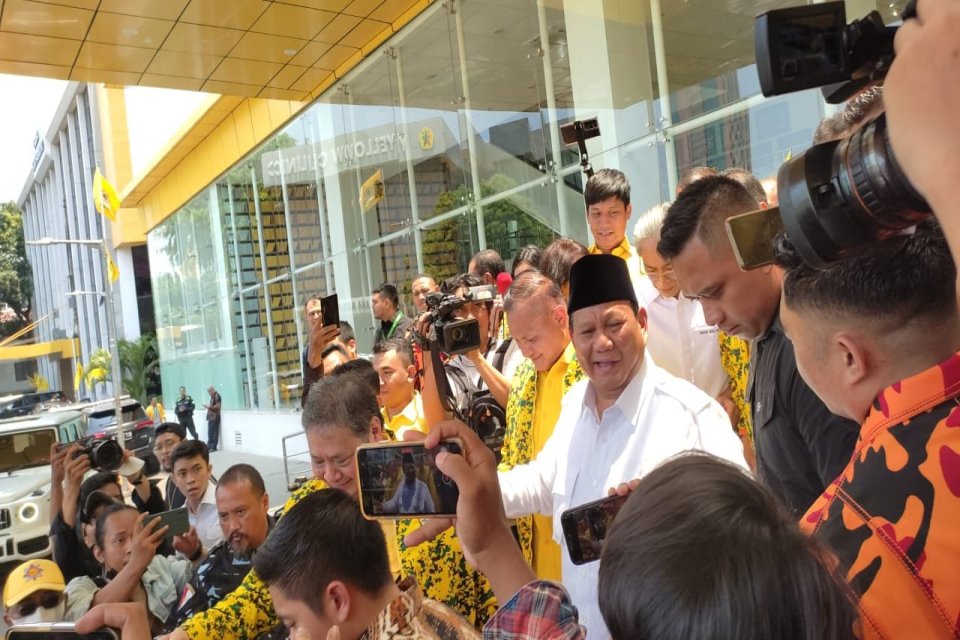 Calon Presiden dari Koalisi Indonesia Maju (KIM) Prabowo Subianto usai menghadiri Rapimnas Partai Golkar.