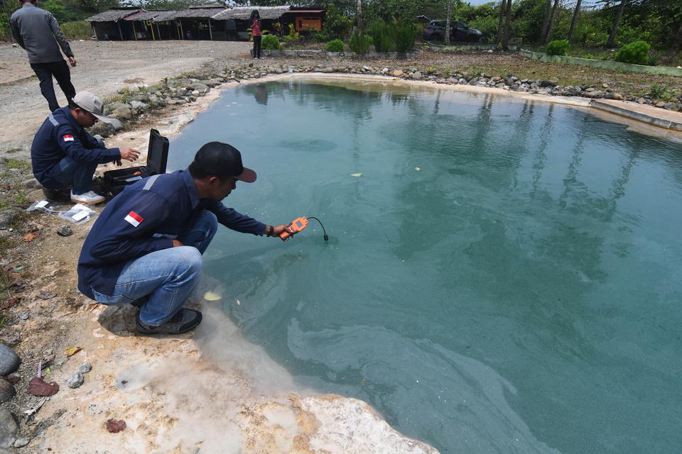 Tim Badan Geologi Kementerian Energi dan Sumber Daya Mineral (ESDM) mengambil sample gas hidrogen alami yang ditemukan di Desa One Pute Jaya, Kabupaten Morowali, Sulawesi Tengah, Senin (23/10/2023). Badan Geologi Kementerian ESDM menemukan hidrogen alami 