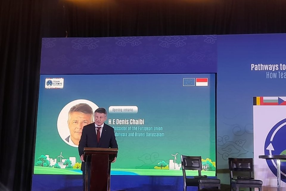Duta Besar Uni Eropa untuk Indonesia dan Brunei Darussalam, Denis Chaibi, saat jadi pembicara dalam agenda diskusi panel Sisiplus Katadata bertajuk “Pathways to a Prosperous Indonesia - Powered by Renewable Energy" di Jakarta, Selasa (24/10).