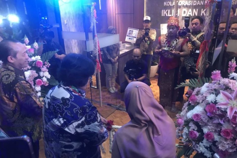 Menteri LHK Siti Nurbaya Bakar meresmikan Rumah Kolaborasi Konsultasi Iklim dan Karbon (RKKIK) di komplek perkantoran KLHK Jakarta, Selasa (24/10/2023). 