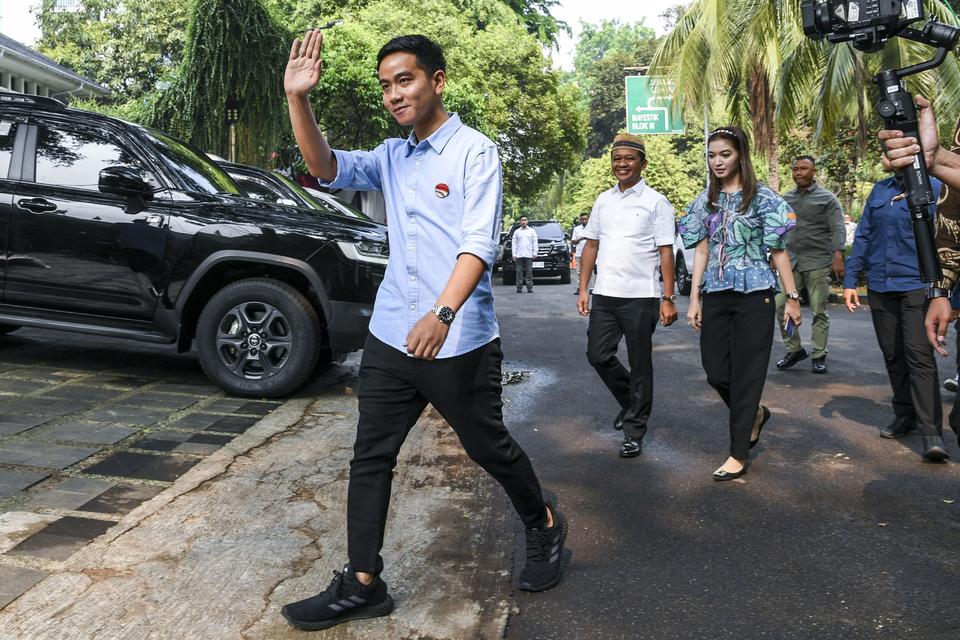 Bakal calon wakil presiden Gibran Rakabuming Raka (kiri) didampingi Istri Selvi Ananda (ketiga kanan) melambaikan tangan setibanya di kediaman Bacapres Prabowo Subianto jelang deklarasi dan pendaftaran sebagai capres dan cawapres di Kertanegara, Jakarta, 