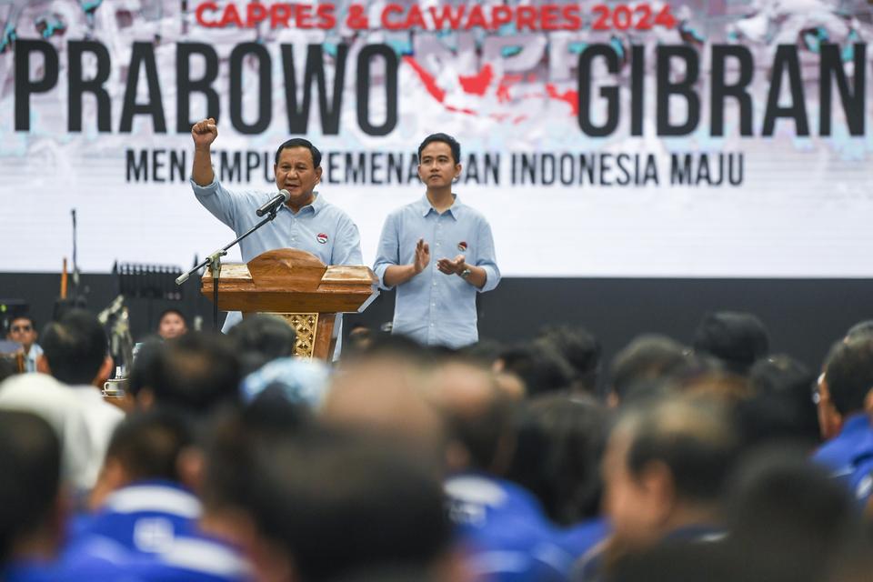Bakal calon presiden Prabowo Subianto (kiri) dan bakal calon wakil presiden Gibran Rakabuming Raka (kanan) menyampaikan pidato politiknya saat deklarasi sebagai capres dan cawapres yang didukung Koalisi Indonesia Maju (KIM) sebelum melakukan pendaftaran m