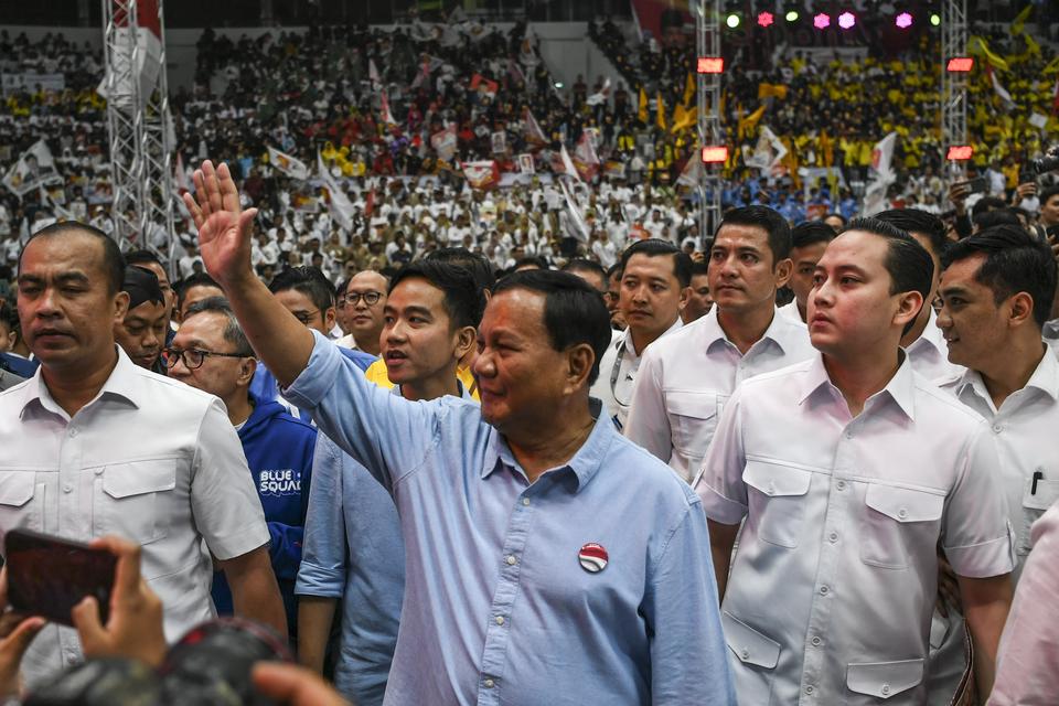 Bakal calon presiden Prabowo Subianto (tengah) dan bakal calon wakil presiden Gibran Rakabuming Raka (ketiga kiri) menyapa pendukung saat deklarasi sebagai capres dan cawapres yang didukung Koalisi Indonesia Maju (KIM) sebelum melakukan pendaftaran menuju