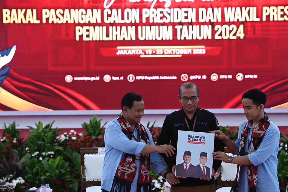 Ketua KPU Hasyim Asy'ari menerima berkas pendaftaran bakal capres - cawapres dari pasangan Prabowo Subianto dan Gibran Rakabuming Raka di Kantor KPU Pusat, Jakarta, Rabu (25/10/2023).