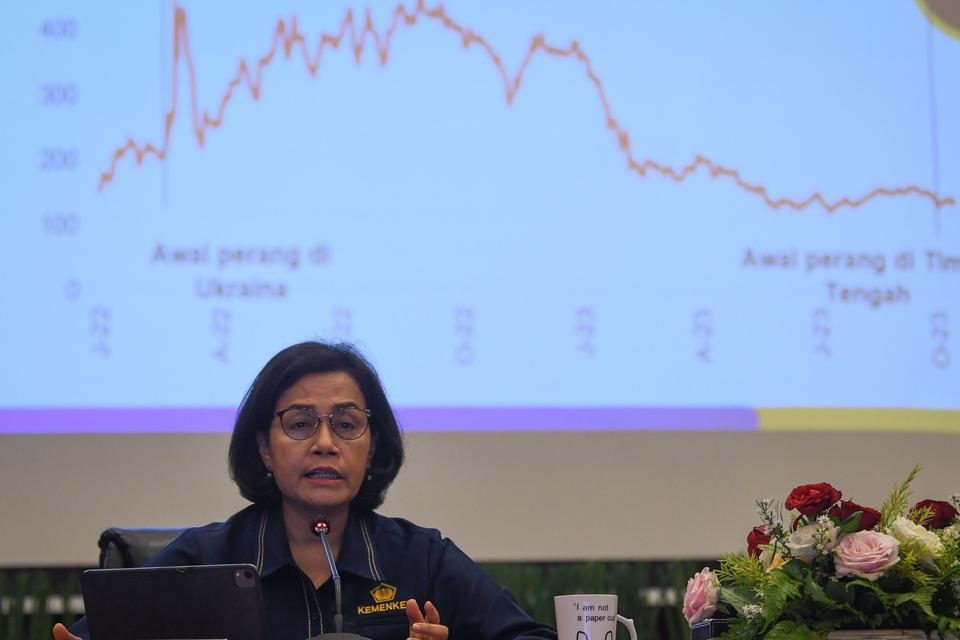 Menteri Keuangan Sri Mulyani menyampaikan paparan dalam konferensi pers APBN KiTa di Gedung Kemenkeu, Jakarta, Rabu (25/10/2023). Sri Mulyani menyebutkan realisasi APBN mengalami surplus sebesar Rp67,7 triliun hingga September 2023 atau setara 0,32 perse