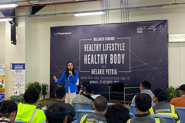 Healthy Lifestyle Influencer Melanie Putria membagikan tips hidup sehat pada acara seminar kesehatan oleh PT Freeport Indonesia yang bertajuk “Healthy Lifestyle, Healthy Me” di Superblock, Ridge Camp Mile 72, Tembagapura, Senin (23/10).