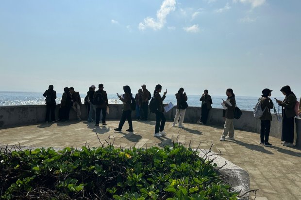 Sejumlah pengunjung mengunjungi kawasan The Nusa Dua, Bali.