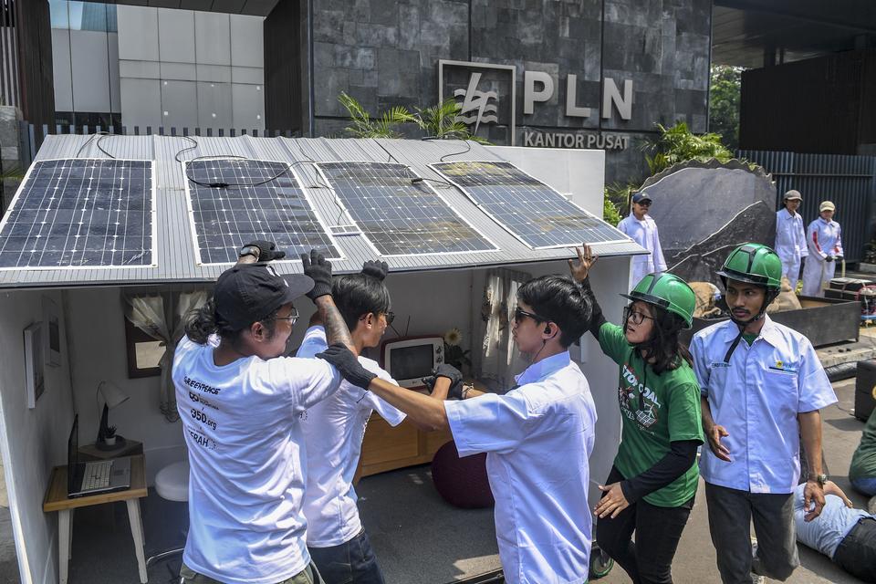 Aktivis lingkungan yang tergabung dalam Koalisi Demokrasi Energi menggelar aksi teatrikal saat unjuk rasa dalam rangka menyambut Hari Listrik Nasional di depan kantor pusat PLN,Jakarta, Kamis (26/10/2023). Aksi tersebut menyerukan kepada PLN, sebagai satu