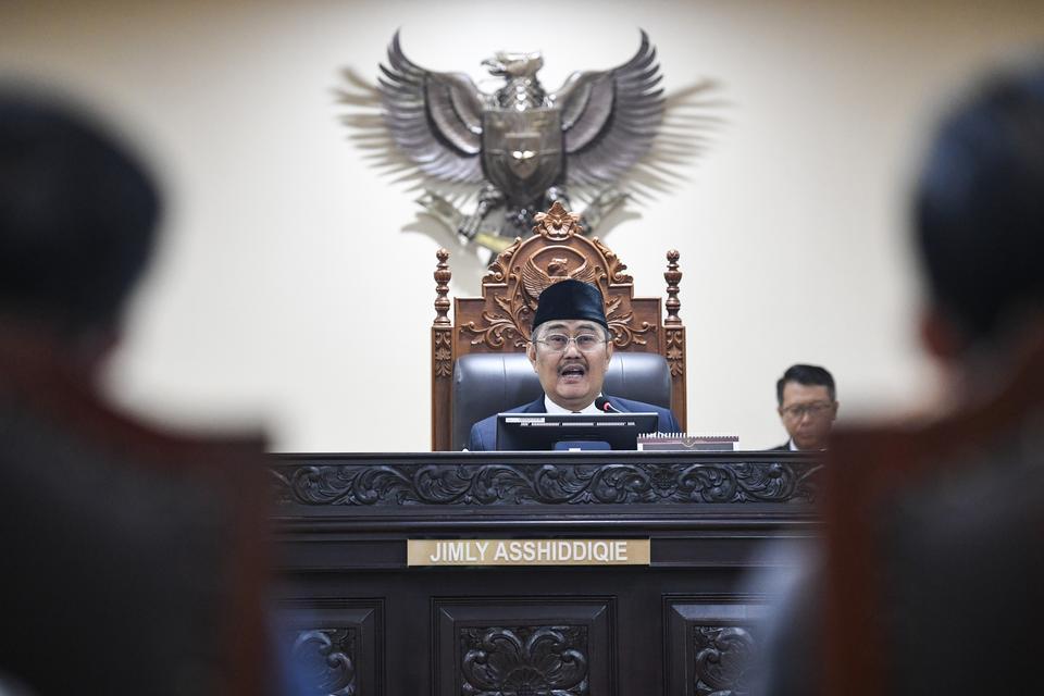 Ketua Majelis Kehormatan Mahkamah Konstitusi (MKMK) Jimly Asshiddiqie (tengah) memimpin jalannya rapat perdana di Gedung II Mahkamah Konstitusi (MK), Jakarta, Kamis (26/10/2023). Rapat tersebut untuk klarifikasi kepada pihak-pihak terkait berkenaan dengan
