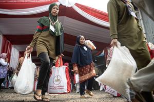 Penyerahan bantuan pangan di Palembang