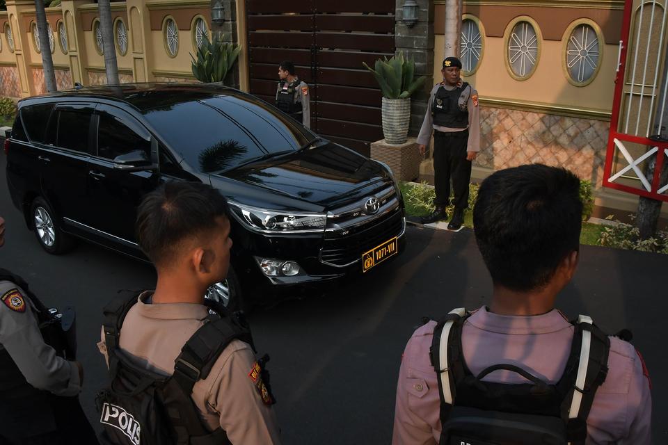 Personel kepolisian berjaga usai penyidik Ditreskrimsus Polda Metro Jaya menggeledah rumah rumah Ketua KPK Firli Bahuri di perumahan Vila Galaxy, Bekasi, Jawa Barat, Kamis (26/10/2023). 
