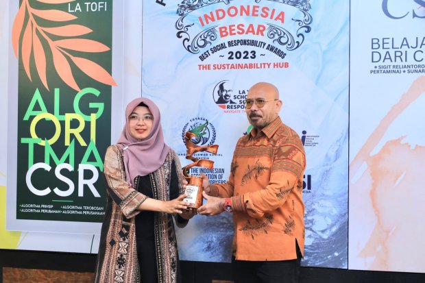 Direktur Utama PT Pertamina (Persero), Nicke Widyawati, diwakilkan oleh VP CSR & SMEPP Pertamina, menerima penghargaan Bintang Corporate Social Responsibility (CSR) Indonesia Besar 2023 dalam acara Indonesia Best Social Responsibilty Awards (BESAR) 2023 d