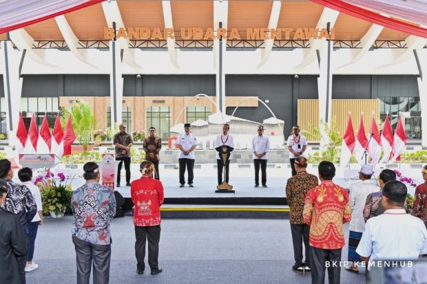Presiden Jokowi Resmikan Bandara Mentawai