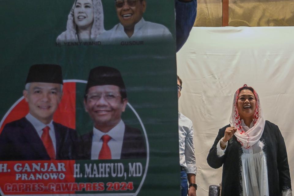 Putri Presiden ke-4 Abdurrahman Wahid atau Gus Dur, Yenny Wahid mengepalkan tangan saat mengikuti deklarasi dukungan pilpres 2024 di Hotel Borobudur, Jakarta, Jumat (27/10/2023). Yenny Wahid bersama kader-kader Gus Dur resmi mendeklarasikan dukungan untuk