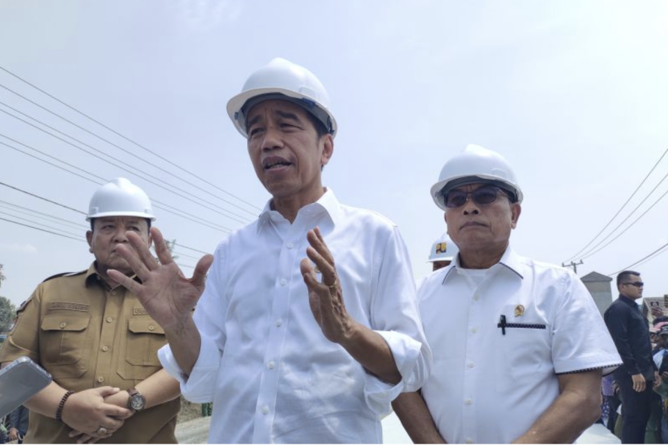 Presiden Republik Indonesia Joko Widodo (Jokowi) saat memberi keterangan terkait progres perbaikan jalan dan Bendungan Margatiga. Lampung Tengah, Jumat (27/1). 