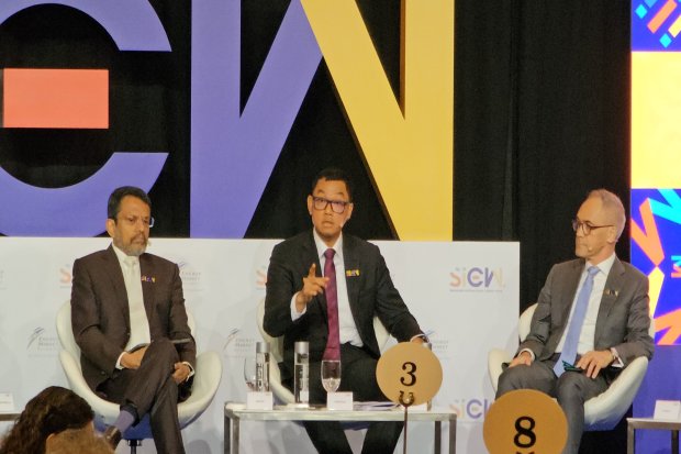Direktur Utama PLN Darmawan Prasodjo (tengah) saat menjadi panelis Singapore International Energy Week (SIEW) 2023 yang digelar pada 20 - 24 Oktober 2023.
