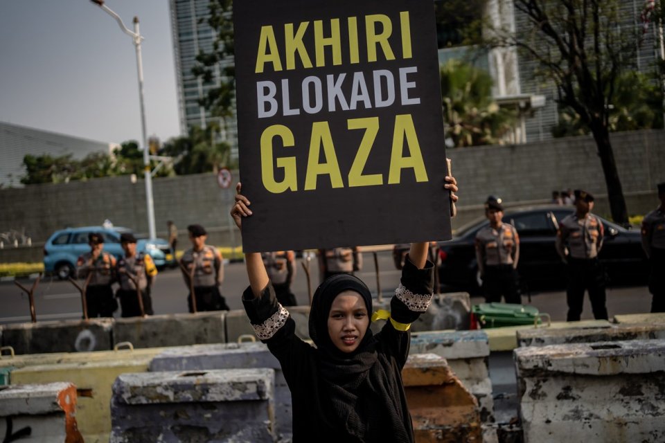 Sejumlah aktivis yang tergabung dalam Amnesty International Indonesia bersama tokoh masyarakat menggelar aksi unjuk rasa damai demi mengakhiri kekerasan Israel di Jalur Gaza di depan Gedung Kedubes Amerika Serikat, Jakarta, Jumat (27/10). Unjuk rasa terse