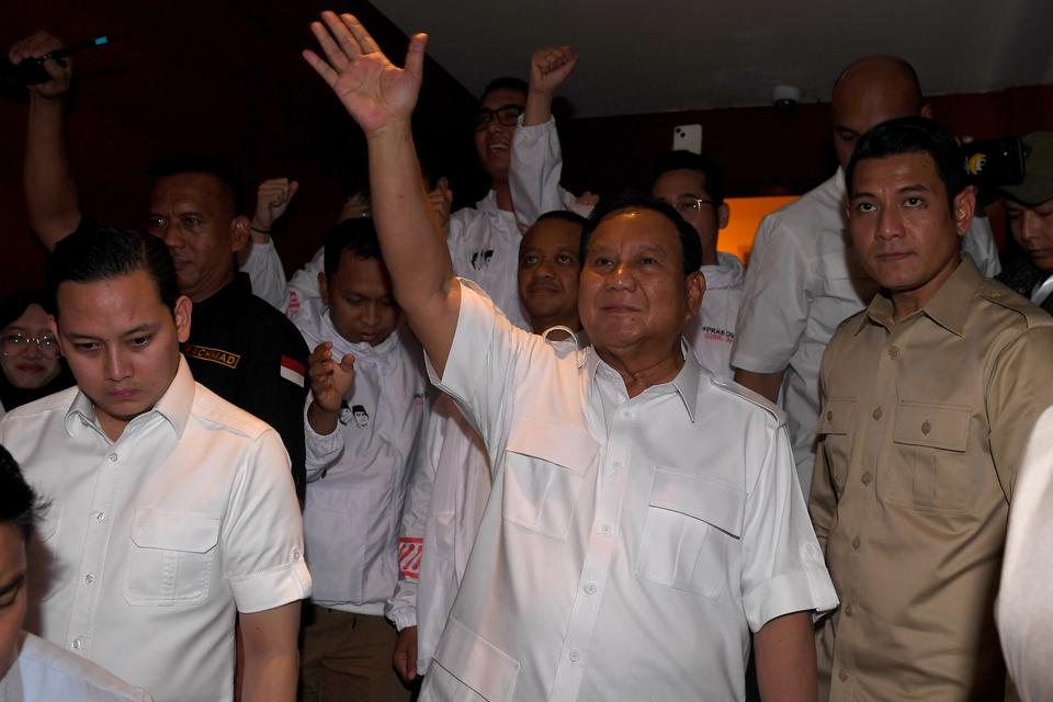 Bakal calon presiden Prabowo Subianto (tengah) tiba untuk menghadiri deklarasi relawan Penerus Negeri di Jakarta, Sabtu (28/10/2023). Relawan Penerus Negeri mendeklarasikan dukungannya untuk bakal calon presiden dan wakil presiden, Prabowo Subianto-Gibra