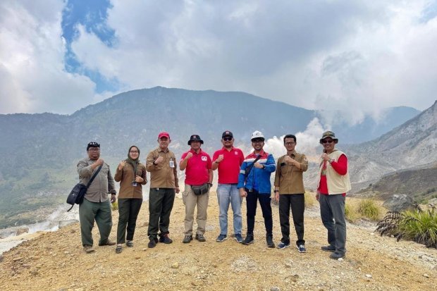 Tim Pertamina Geothermal Energy turut membantu proses pemadaman kebakaran di Gunung Papandayan.