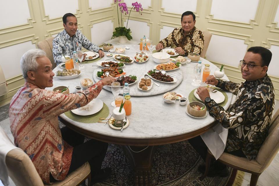 Presiden Jokowi bersama bakal calon presiden Prabowo Subianto, Ganjar Pranowo dan Anies Baswedan makan siang bersama di Istana Merdeka, Jakarta, Senin (30/10/2023).