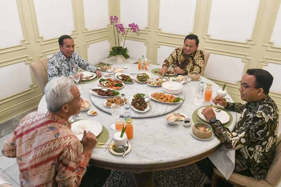 Presiden Joko Widodo (kedua kiri) bersama bakal calon presiden Prabowo Subianto (kedua kanan), Ganjar Pranowo (kiri) dan Anies Baswedan (kanan) makan siang bersama saat melakukan pertemuan di Istana Merdeka, Jakarta, Senin (30/10/2023). 