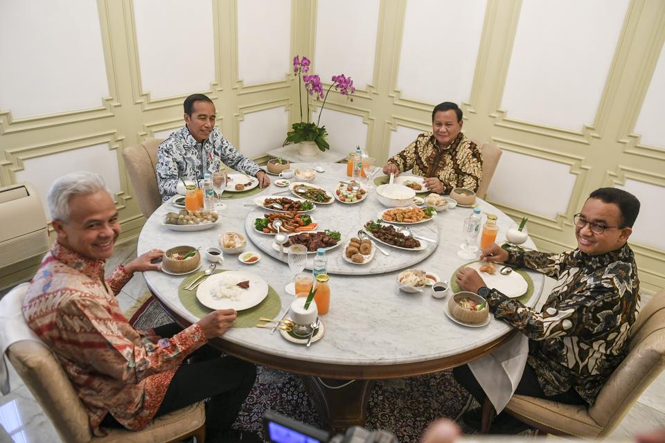 Presiden Joko Widodo (kedua kiri) bersama bakal calon presiden Prabowo Subianto (kedua kanan), Ganjar Pranowo (kiri) dan Anies Baswedan (kanan) makan siang bersama saat melakukan pertemuan di Istana Merdeka, Jakarta, Senin (30/10/2023).