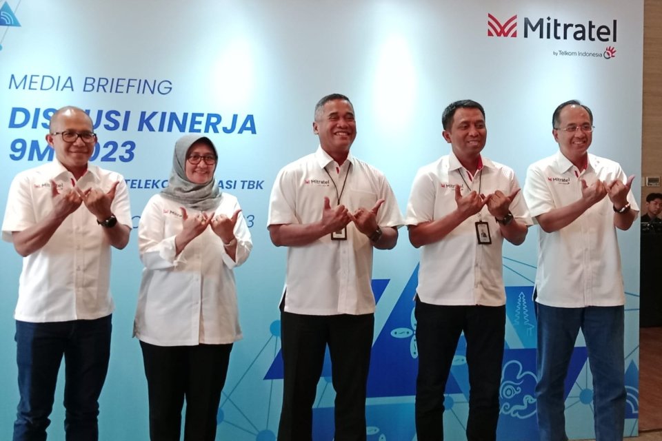 Jajaran direksi PT Dayamitra Telekomunikasi Tbk (MTEL) berfoto bersama dalam Diskusi Kinerja Kuartal III 2023 Mitratel, di Jakarta, Senin (30/10/2023).