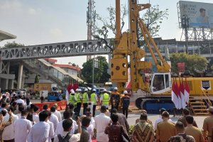 Groundbreaking proyek LRT Jakarta Fase II di Stasiun Velodrome, Jakarta Timur, Senin (30/10). Foto: Muhamad Fajar Riyandanu