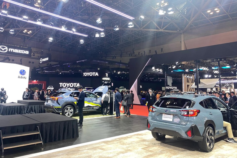 Mobil-mobil buatan Toyota Motor Corporation dalam ajang Japan Mobility Show (JMS) di Tokyo Big Sigh, Tokyo, Jepang, yang mulai berlangsung pada 25 Oktober 2023.