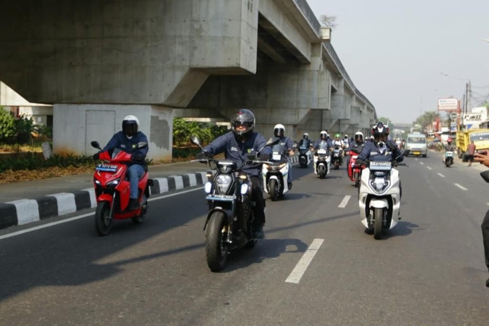 Direktur Utama PLN Darmawan Prasodjo (tengah depan) bersama Direksi Holding, Subholding, Anak Usaha serta pegawai PLN melanjutkan acara peluncuran program menuju 100 persen kendaraan listrik operasional dengan touring \'Pakai Molis\' dari Kota Jakarta