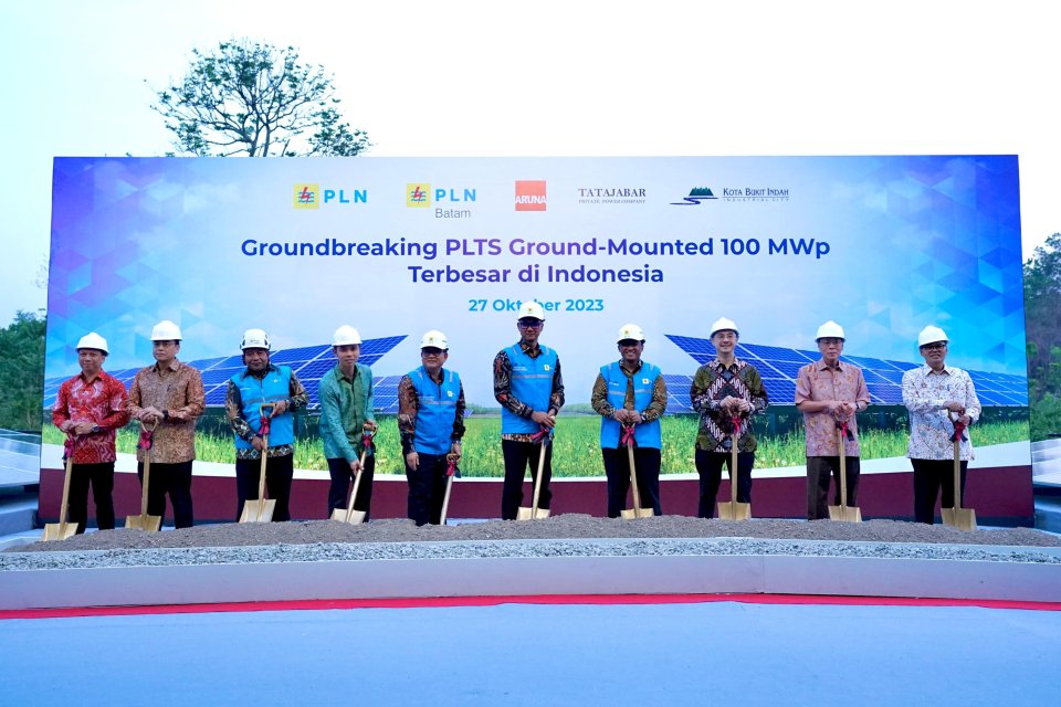 Seremoni groundbreaking PLTS groundmounted terbesar di Indonesia kapasitas 100 MWp yang berada di Kota Bukit Indah Industrial City, Kabupaten Purwakarta, Jawa Barat Jumat, (27/10).