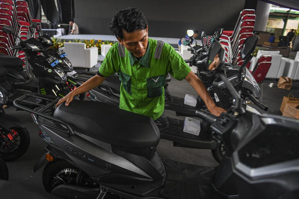 Petugas memeriksa kondisi motor listrik di halaman Kemenko Marves, Jakarta, Selasa (31/10/2023). Kemenko Marves bersama AstraZeneca dan manufaktur lokal menggalakan transisi kendaraan dari yang berbahan bakar fosil menjadi listrik guna mengurangi emisi ka