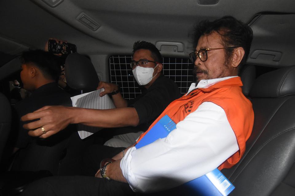 Mantan Menteri Pertanian Syahrul Yasin Limpo (kanan) menaiki mobil tahanan KPK usai menjalani pemeriksaan di Bareskrim Mabes Polri, Jakarta, Jumat (13/10/2023). 