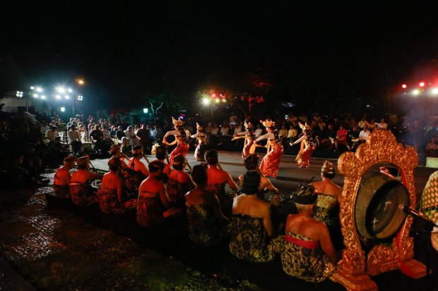 Pupuk Kaltim menggandeng Yayasan Puri Kauhan Ubud menggelar Pentas seni Gambuh Buddha Kecapi dalam rangkaian program Sastra Saraswati Sewana 2023 di Pemedal Agung Kerta Gosa Klungkung, Bali, Jumat (27/10). 