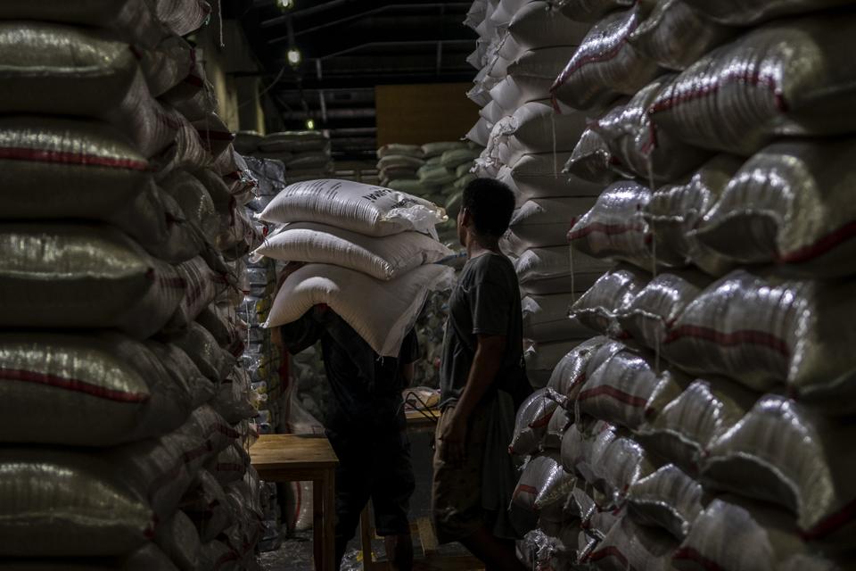 Pekerja memikul karung beras di Pasar Induk Beras Cipinang, Jakarta, Rabu (1/11/2023). 