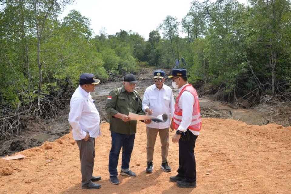 Menteri Perhubungan Budi Karya Sumadi saat meninjau lokasi pembangunan Bandara IKN, Selasa (31/10). Foto: Antara.