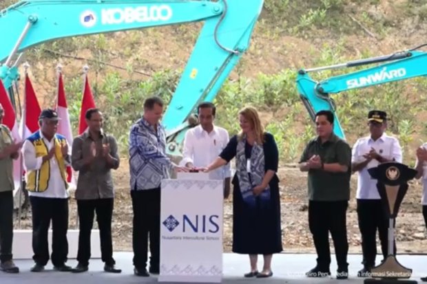 Presiden Joko Widodo saat memulai pembangunan Nusantara Intercultural School di Ibu Kota Nusantara, Kaltim, Rabu (1/11). Foto: Youtube/Sekretariat Pre