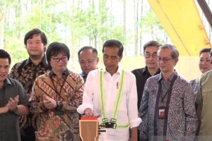 Presiden Joko Widodo saat meresmikan Superblok Pakuwon di IKN, Jakarta, Rabu (1/11). Foto: Antara.