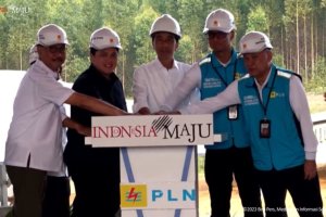 Presiden Joko Widodo groundbreaking PLTS di IKN, Kalimantan Timur, Kamis (2/11). Foto: Youtube/Sekretariat Presiden.