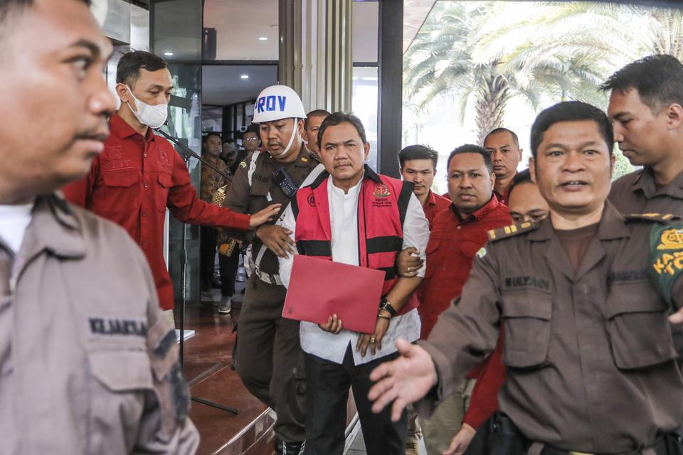 Anggota III Badan Pemeriksa Keuangan Republik Indonesia (BPK RI) Achsanul Qosasi (tengah) berjalan menuju mobil tahanan usai ditetapkan tersangka di Kejaksaan Agung, Jakarta, Jumat (3/11/2023). Achsanul Qosasi ditahan Kejagung setelah ditetapkan menjadi t
