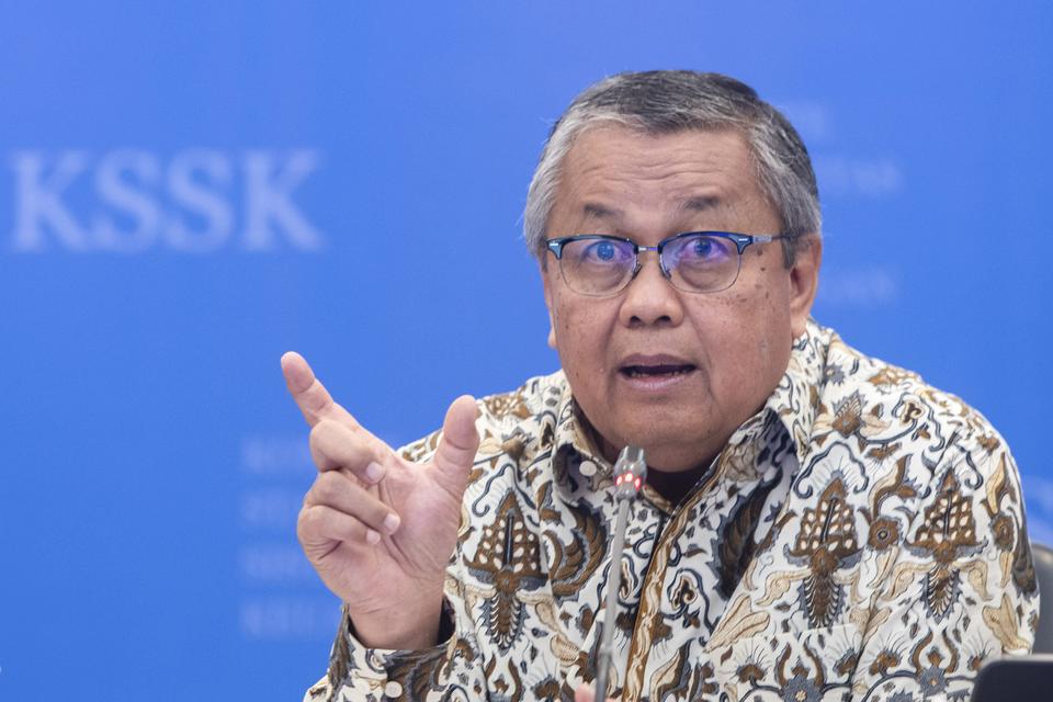 Gubernur Bank Indonesia (BI) Perry Warjiyo memberikan keterangan saat konferensi pers di Kantor Pusat BI, Jakarta, Jumat (3/11/2023). Kebijakan Bank Indonesia (BI) menaikan suku bunga acuan sebesar 25 bps atau menjadi 6 persen pada Oktober 2023 dilakukan 