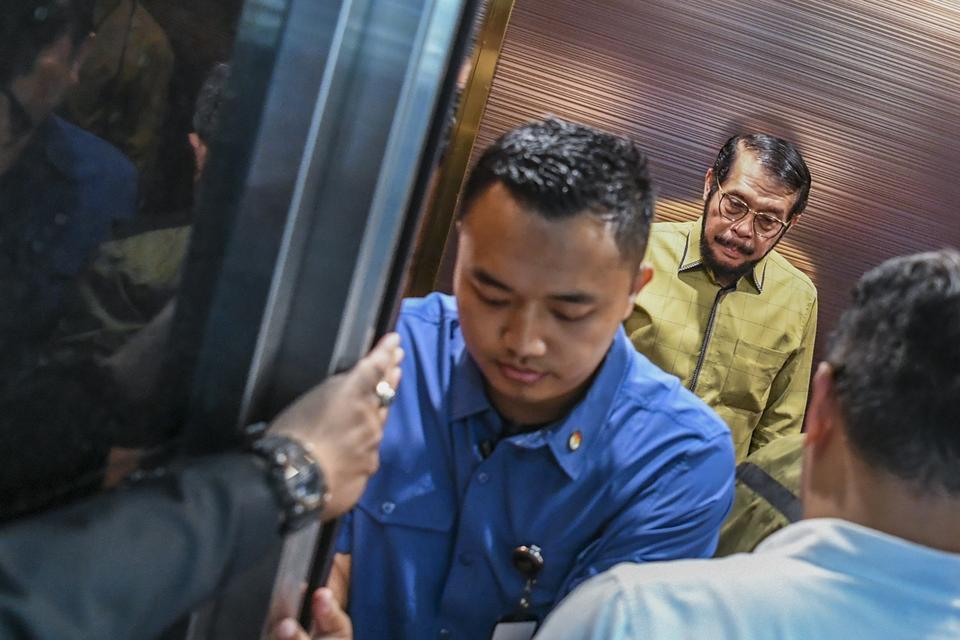 Ketua Hakim Konstitusi Anwar Usman (kedua kanan) menaiki lift untuk menuju Gedung II Mahkamah Konstitusi (MK) di Jakarta, Jumat (3/11/2023). Majelis Kehormatan Mahkamah Konstitusi (MKMK) melanjutkan memeriksa Ketua Hakim Konstitusi secara tertutup terkait