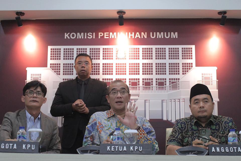 Ketua KPU Hasyim Asy'ari (tengah) bersama anggota KPU August Mellaz (kiri) dan Mochamad Afifuddin (kanan) memberikan keterangan pers di Gedung KPU, Jakarta, Jumat (3/11/2023).KPU menetapkan Daftar Calon Tetap (DCT) anggota DPR sebanyak 9.917 orang sedang