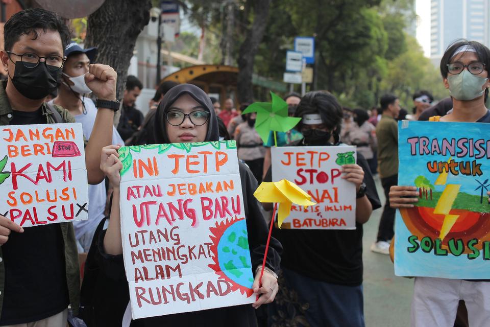 Peserta Aliansi Power Up Indonesia membawa poster saat menggelar aksi krisis iklim di depan Kantor KPU, Jakarta, Jumat (3/11/2023). Aksi bertajuk 'Power Up' itu digelar untuk mendesak para Calon Presiden (Capres) 2024 mendeklarasikan komitmen yang kuat 