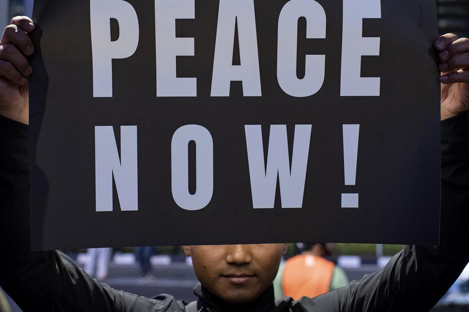 Aktivis Greenpeace Indonesia menggelar aksi damai solidaritas untuk warga Palestina di Jakarta, Jumat (3/11/2023). 