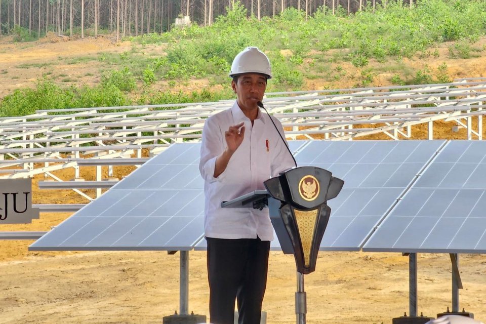 Presiden Joko Widodo meletakkan batu pertama atau groundbreaking Pembangkit Listrik Tenaga Surya di Ibu Kota Busantara, Kalimantan Timur. 
