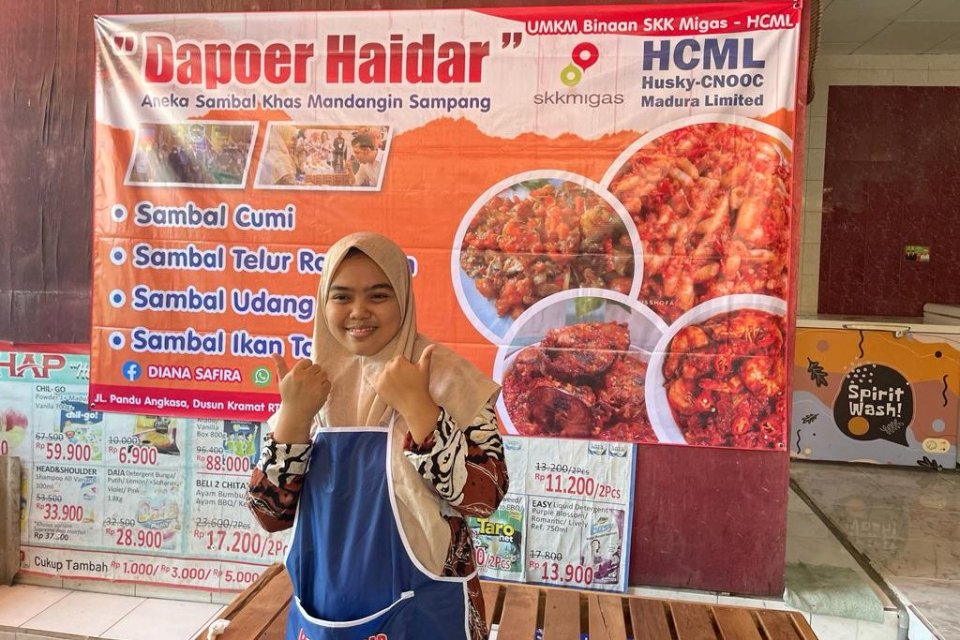 Pemilik UMKM “Sambal Dapoer Haidar”, Diana Safir saat ditemui wartawan di Madura, Jawa Timur, Kamis (2/11). 