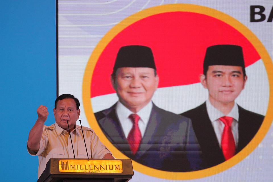 Bakal calon presiden dari Koalisi Indonesia Maju (KIM) Prabowo Subianto berpidato saat menghadiri deklarasi dukungan dari Induk Koperasi Unit Desa (KUD) di Jakarta, Sabtu (4/11/20223). Induk KUD bersama sejumlah kelompok Koperasi seperti Pusat KUD dan Kop
